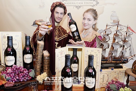 



윌리엄그랜트앤선즈코리아가 22일 오전 서울 중구 플라자호텔에서 19년산 위스키 글렌피딕 19년 '에이지 오브 디스커버리 마데이라 캐스크' 출시 행사를 진행한 가운데 모델들이 '글렌피딕 19년'을 소개하고 있다. /최진석 기자