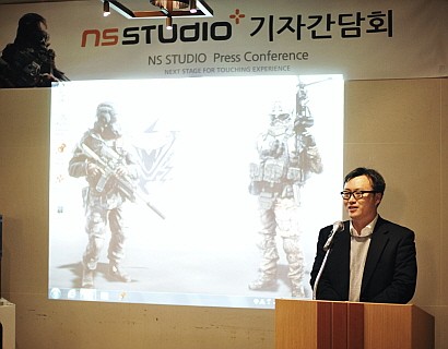 NS스튜디오 윤상규 대표는 7일 열린 기자간담회에서 업그레이드된 '바이퍼서클'을 선보였다. 바이퍼서클은 국내 뿐 아니라 중남미, 태국, 러시아, 유럽 등의 저사양 PC 및 네트워크 환경에 최적화 했으며 내년 해외 시장을 목표로 준비중이다./NS스튜디오 제공 