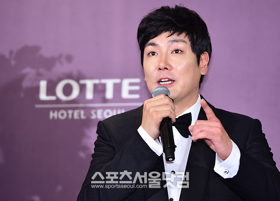 배우 조진웅이 9일 오후 서울 소공동 롯데호텔에서 열리는 결혼식에 앞서 기자회견에 참석해 포토타임을 갖고 있다. / 배정한 기자