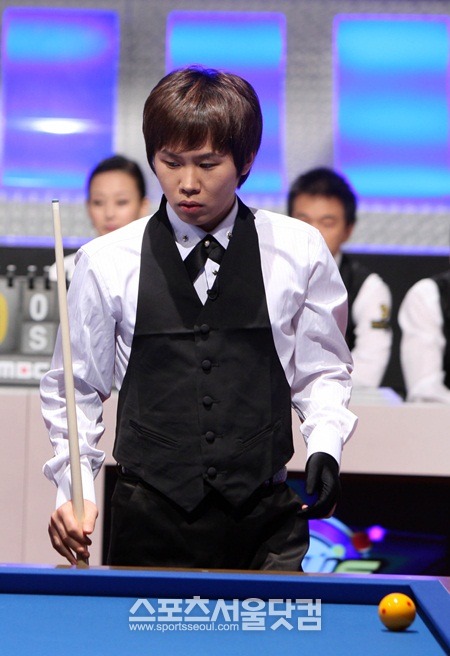 개그맨 양세형이 12일 불법도박 혐의로 검찰소환 조사를 받은 6번째 연예인으로 거론됐다.