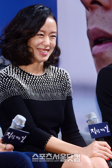 배우 전도연이 영화 '집으로 가는 길'을 촬영하면서 겪었던 어려운 점을 토로했다./남윤호 기자