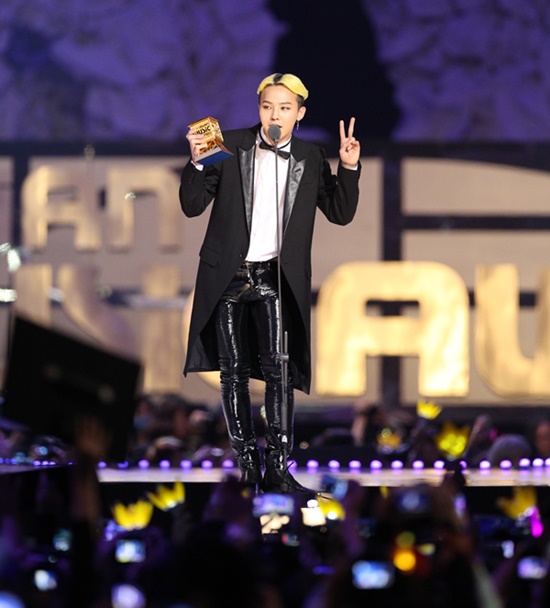 '2013 MAMA'에서 올해의 가수상을 비롯해 4관왕을 거머쥔 지드래곤이 가슴 벅찬 수상 소감을 밝혔다. / CJ E&M