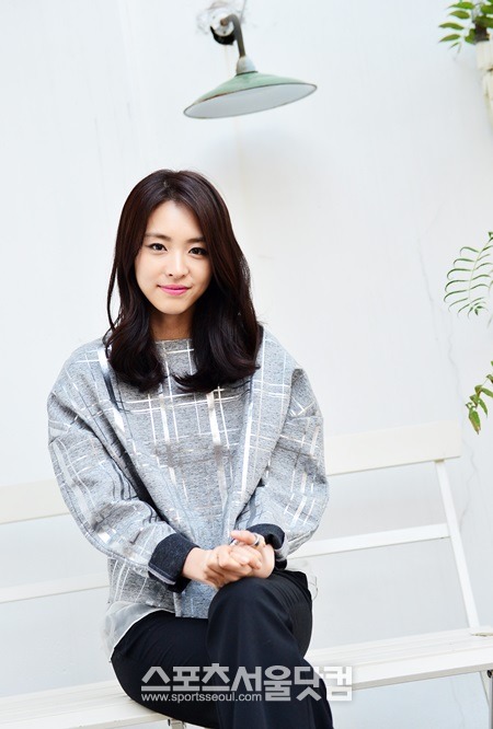 잡티 하나 없는 맑은 피부로 '피부 미인'으로 불리는 이연희에게 관리 비법을 묻자, 평소에는 화장을 거의 하지 않고 클렌징을 열심히 하는 것이 방법이라고 털어놨다./배정한 기자