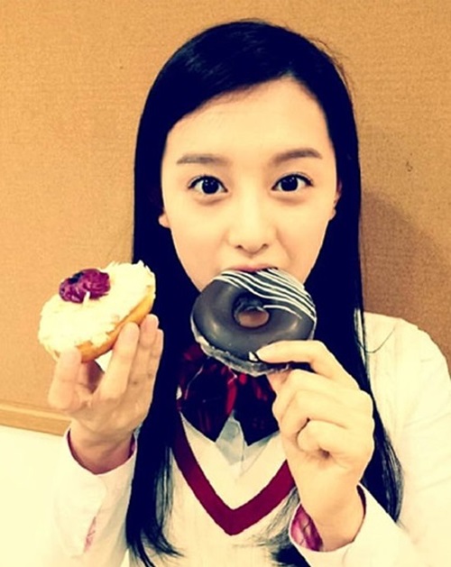 배우 김지원의 과자 셀카가 추가로 공개됐다. / 김지원 미투데이