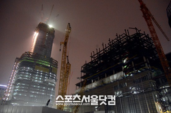 서울 잠실 롯데월드타워 123층에서 지상까지 대피하려면 특별피난계단 이용 때 1시간 58분, 승강기와 계단 이용 때 1시간 3분이 걸리는 것으로 나타났다./ 노시훈 기자