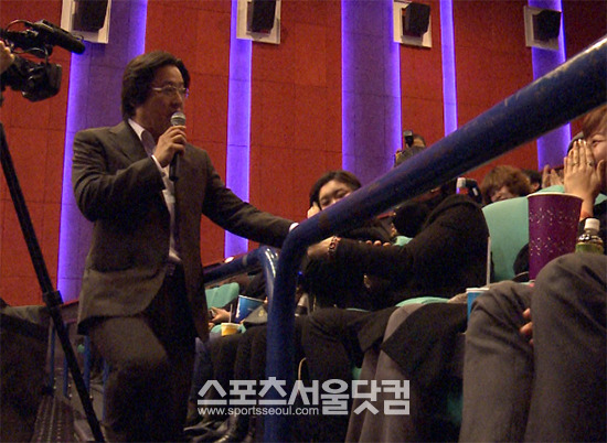 배우 곽도원이 11일 오후 서울 삼성동 코엑스 메가박스에서 열린 영화 '변호인' 시사회에 참석해 무대인사를 나누고 있다./사진=해당 영상 캡처