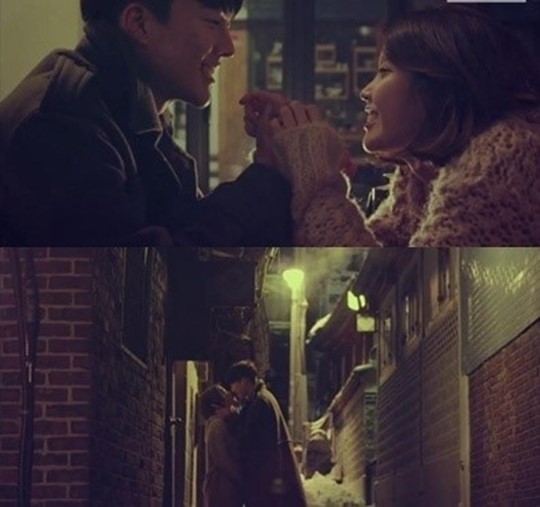 아이유(첫 번째 사진 오른쪽)와 장기용이 뮤직비디오에서 커플로 출연해 주목받았다. /'금요일에 만나요' 영상 캡처