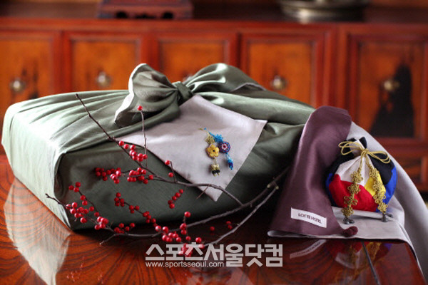 롯데호텔은 주류 위주의 선물세트를 판매한다.