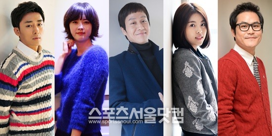 지방 출신인 tvN '응답하라 1994' 출연진 손호준 고아라 정우 도희 김성균(왼쪽부터)이 각자의 방법으로 명절 연휴를 즐기고 있다. / 더팩트DB