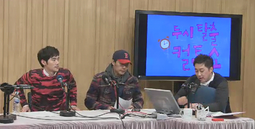 박성웅(가운데)이 현빈을 두고 