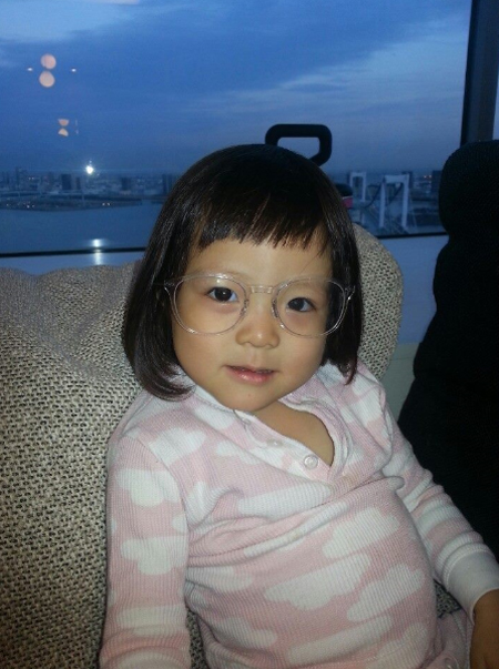 추사랑 안경이 네티즌의 주목을 받고 있다. / 추사랑 페이스북