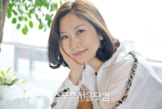 디즈니 애니메이션 '겨울왕국'의 한국판 더빙에서 엘사 역을 맡아 연기한 성우 소연을 지난 25일 <더팩트>취재진이 직접 만나 영화와 관련한 다양한 이야기를 나눠봤다./김슬기 인턴기자