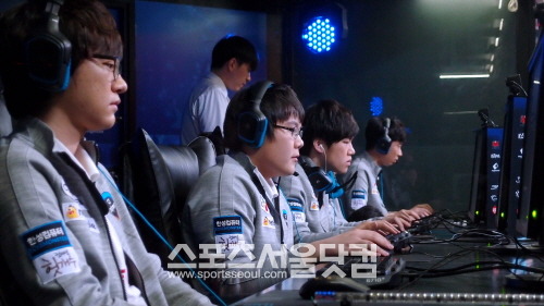 



CJ엔투스 프로스트는 12일 용산 e스포츠상설경기장에서 열린 '롤챔스 스프링' 16강 마이더스 피오와 경기에서 2-0 승리를 거두며 기분 좋은 시작을 알렸다. /용산=김연정 기자