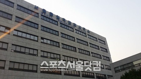 우리은행 서울출입국사무소 지점은 다양한 국적의 외국인이 찾는다.