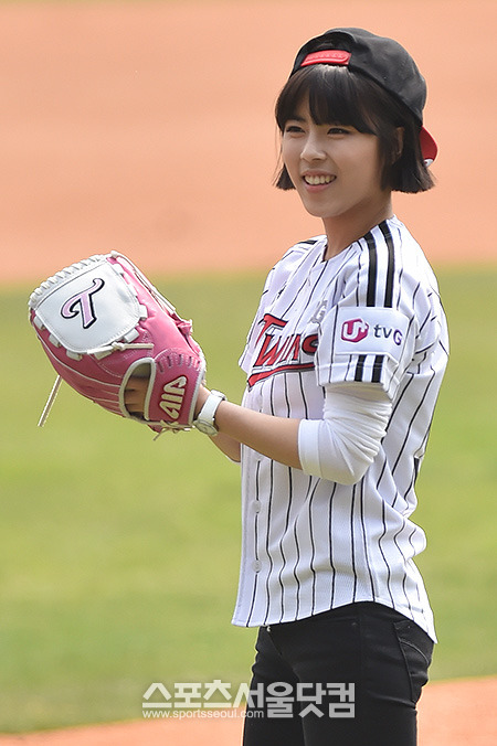 



타이니지 도희가 13일 오후 서울 잠실야구장에서 열린 '2014 한국야쿠르트 세븐 프로야구' LG 트윈스와 NC 다이노스 경기에 앞서 시구를 하고 있다./잠실야구장=최진석 기자