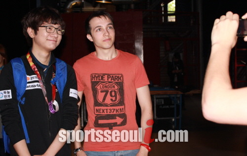 팬들과 사진촬영 중인 CJ엔투스 프로스트의 '매드라이프' 홍민기(왼쪽)는 전세계적으로 유명한 서포터로 그를 알아본 해외 팬들의 사진 요청 세례가 이어졌다.