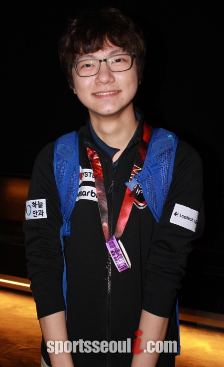롤 올스타전에 참가한 CJ엔투스 프로스트의 '매드라이프' 홍민기는 박상면의 블리츠크랭크에 대해 냉정하게 평가했다./파리=김연정 기자