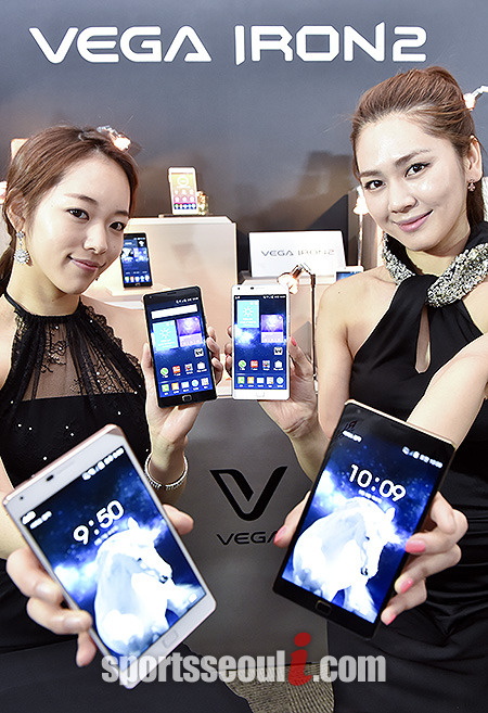 팬택이 지난 8일 오전 서울 상암동 팬택 R & D 센터에서 '베가 아이언2' 출시 미디어데이를 진행한 가운데 모델들이 제품을 선보이고 있다./ 최진석 기자