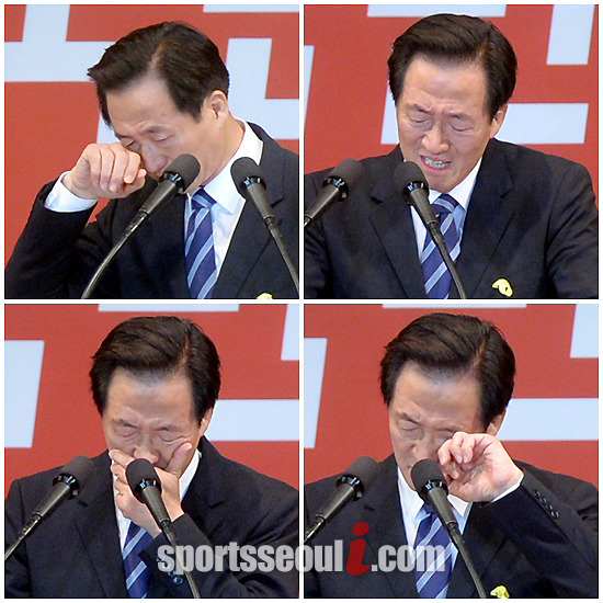 새누리당 서울시장 후보 경선이 12일 오후 서울 송파구 올림픽 체조경기장에서 열린 가운데 서울시장 후보로 선출된 정몽준 후보가 '세월호 참사'와 관련해 막내 아들의 발언을 사과하며 눈물을 흘리고 있다. / 올림픽 체조경기장=문병희 기자