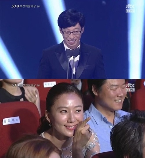 유재석(위)이 27일 열린 백상예술대상 시상식에서 김영철이 패러디한 '물회' 영상에 관해 김희애에게 사과하고 있다./JTBC 방송 캡처