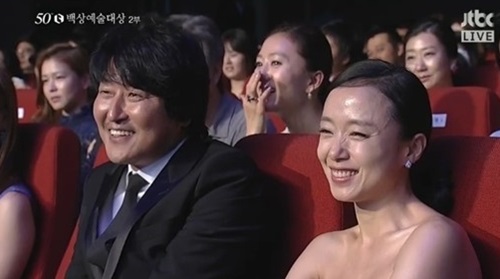 제50회 백상예술대상에 참석해 나란히 앉은 송강호(왼쪽)와 전도연./JTBC 제공