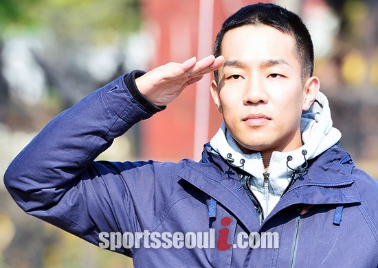 가수 상추가 최근 불거진 병역 특혜 논란과 연예 병사 부실 복무 실태에 대해 해명하고 있다. / 더팩트DB