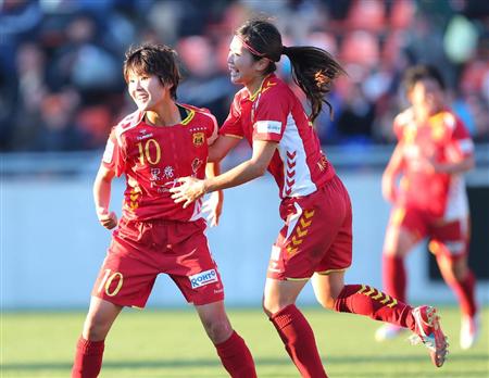 



지소연(왼쪽)과 가와스미는 일본 나데시코(여자 축구) 리그 최강 팀인 INAC 고베에서 함께 뛰었다. 같은 집에 살 정도로 절친한 사이다. / 산케이 스포츠 캡처