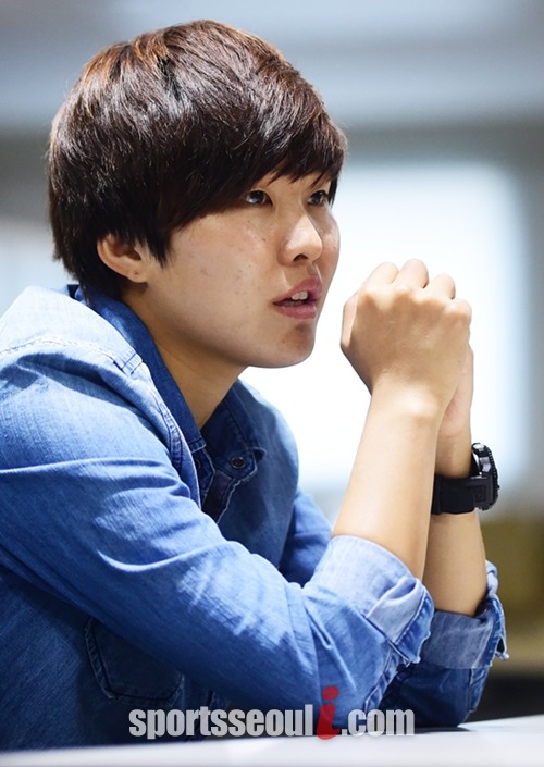 



지소연이 4일 3일 서울 종로 신문로 축구회관에서 가진 <더팩트>과 인터뷰에서 진지한 표정으로 대답하고 있다. / 축구회관(신문로)=배정한 기자