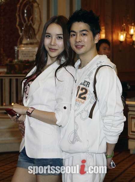 하리수는 지난 2007년 가수 미키정(오른쪽)과 결혼해 지금까지 행복한 가정을 유지하고 있다./더팩트DB