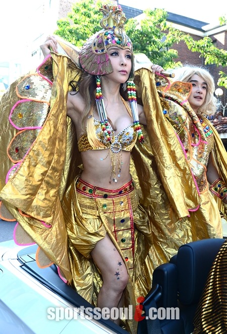 지난해 퀴어퍼레이드에 화려한 의상으로 등장해 눈길을 끌었던 하리수./이새롬 기자