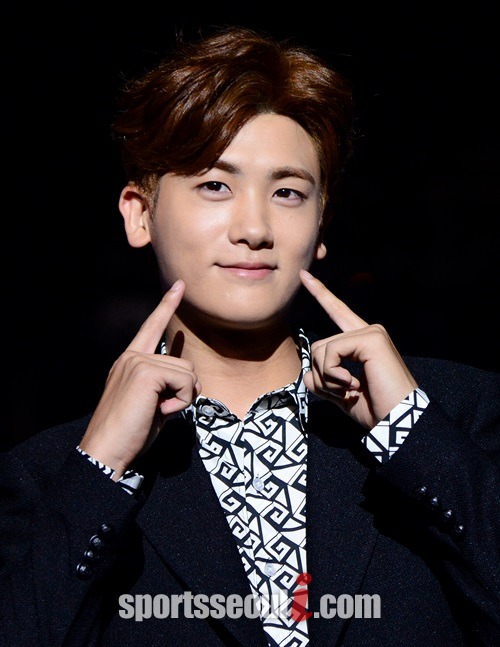 박형식이 한 식당에서 밥을 먹고 있는 군인들을 위해 몰래 밥값을 계산한 것으로 알려져 화제를 모으고 있다. /김슬기 기자