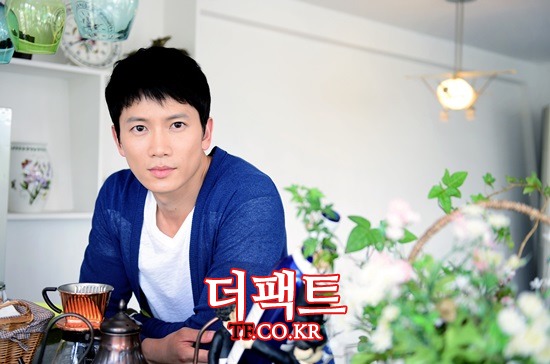 10일 개봉하는 영화 '좋은 친구들'로 2년 만에 스크린에 컴백한 배우 지성을 <더팩트>취재진이 지난달 30일 서울 종로구 삼청동에 있는 카페에서 만나 인터뷰했다./김슬기 기자