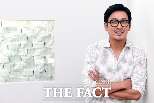 '군도: 민란의 시대'에서 말을 탄 하정우는 다음 작품에도 말을 탈 수 있을 것 같으냐고 묻자 뜸을 들여 웃음을 자아낸다./이새롬 기자