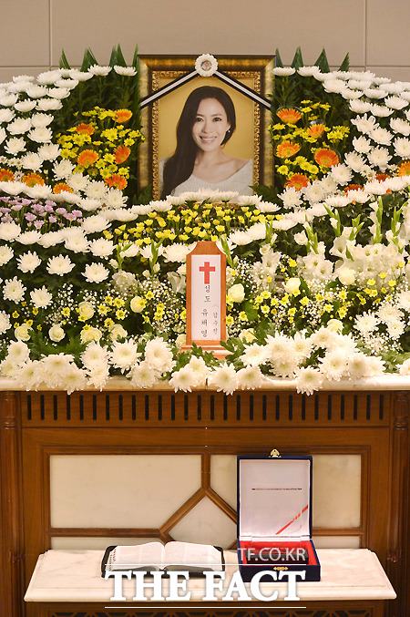 애도의 물결 속 밝은 미소의 영정은 취재진을 더 쓸쓸하게 했지만 분위기에 휩쓸려 정확성을 놓쳐선 안 된다는 점을 절실히 느꼈다. / 사진공동취재단