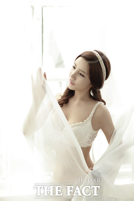 내 피부보단 안 부드러운데?