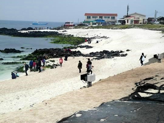 우도 홍조단괴 침식 소식이 전해져 누리꾼들의 안타까움을 자아내고 있다./제주시 제공