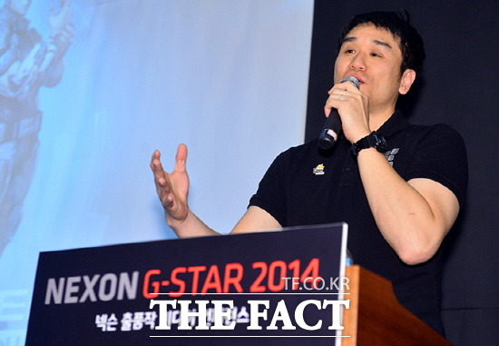 이인 네오플 대표가 20일 부산 벡스코에서 열린 '지스타 2014 넥슨 출품작 미디어 콘퍼런스'에 참석해 자사 게임 타이틀 '공각기동대 온라인'을 소개하고 있다./ 김슬기 기자