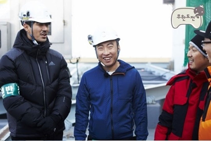 



'무한도전' 극한 알바 특집에서 박명수가 63빌딩 외벽 창문을 닦아 누리꾼들의 관심을 받고 있다. /MBC '무한도전' 제공