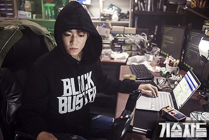 영화 '기술자들'에서 최연소 해커로 분한 이현우는 그간 보여준 소년의 풋풋한 이미지와 달리 강한 남자의 캐릭터를 보여줬다./롯데엔터테인먼트 제공