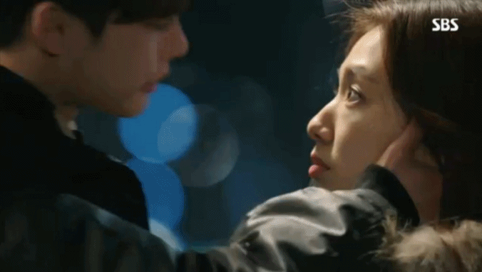 '박신혜도 놀란 저돌적인 키스' 이종석은 터프하게 박신혜의 입술로 돌진해 시청자들을 설레게 했습니다. / SBS '피노키오' 캡처