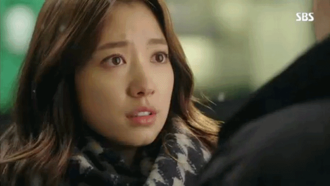 '안돼! 손바닥 좀 치워줘!' 이종석 박신혜의 손바닥 키스는 시청자들의 폭발적인 관심을 받았죠. / SBS '피노키오' 캡처