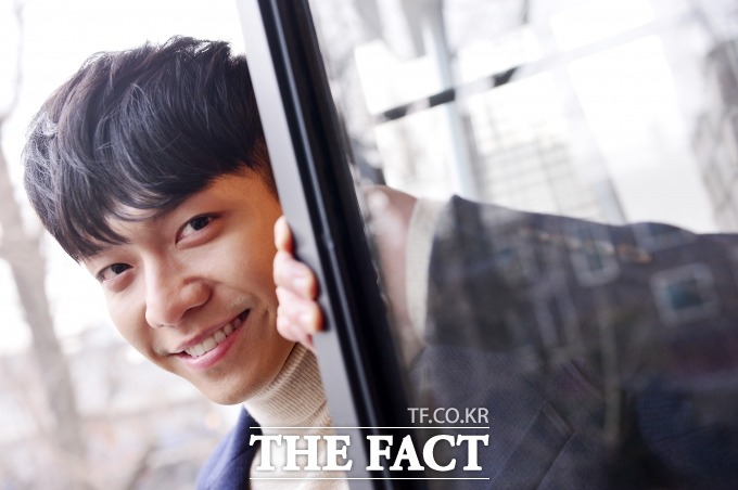 영화 '오늘의 연애'의 주연배우 이승기가 최근 서울 종로구 삼청동 카페에서 <더팩트>와 인터뷰에 앞서 포즈를 취하고 있다./남윤호 기자