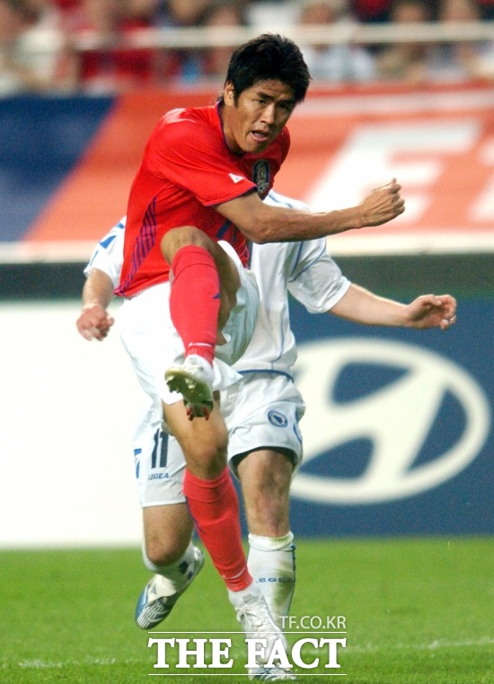 대포알 슈팅 설기현(앞)이 지난 2006년 5월 26일 서울월드컵경기장에서 열린 보스니아헤르체고비나와 평가전에서 슈팅하고 있다. / 더팩트 DB