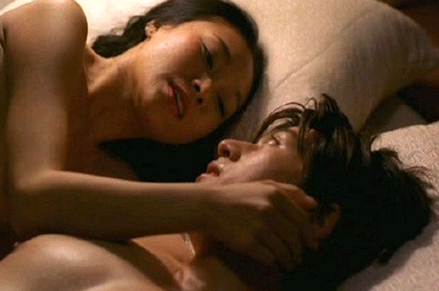 



류수영 출연한 '썸머타임' 얼마나 야하길래… 류수영(오른쪽)은  2001년 5월 개봉한 영화 '썸머타임'에 출연했다./ '썸머타임' 스틸