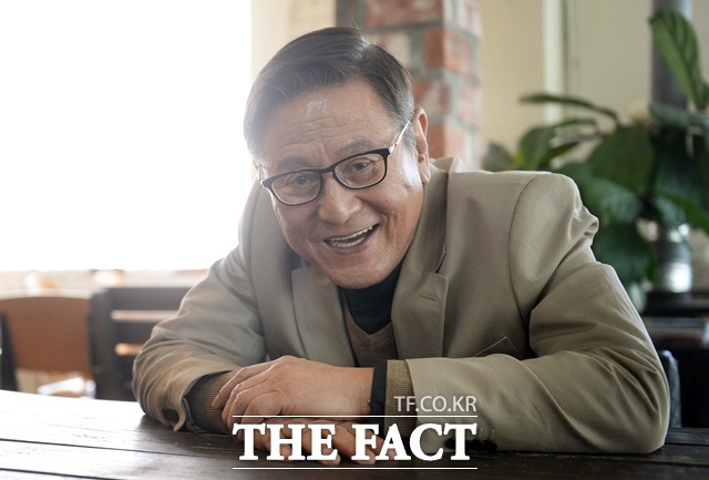 '윤여정만 생각하면 귀요미 미소가 절로 나오지요' 박근형은 '장수상회'현장을 회상하며 연신 미소를 보였다./임영무 기자