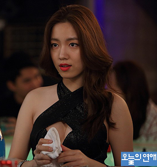 화영 풍만한 가슴 눈길. 배우 화영이 지난 1월 개봉한 영화 '오늘의 연애'에서 과감한 노출이 주목받고 있다. /오늘의 연애 스틸컷