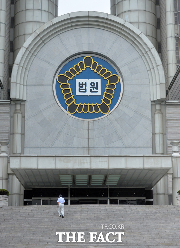 여성 최초 강간죄 가해자 국민참여재판 서울중앙지법 형사30부(재판장 이동근)는 1일 전 씨 측의 신청을 받아들여 국민참여재판으로 진행하기로 결정했다고 밝혔다. 국민참여재판은 오는 7월 17일 서울중앙지법에서 열린다. / 문병희 기자