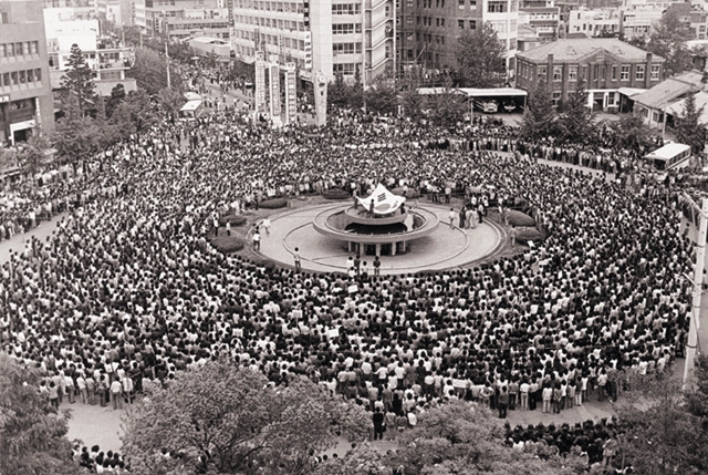 518민주화운동이 일어난 이유는? 제35주년 518민주화운동 기념식이 열린 가운데 네티즌 사이 '518민주화운동이 무엇인지?' 이목이 집중됐다. /518기념재단 공식 홈페이지