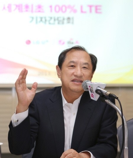 다단계 위법 LG유플러스의 다단계 판매가 위법 논란으로 도마에 올랐다. 이동통신업계 일각에서는 올해 임기 6년차를 맞은 이상철 LG유플러스 부회장이 실적 내기에 집중하며 다단계 논란을 외면하고 있는 것 아니냐는 비판을 하고 있다./ 더팩트DB