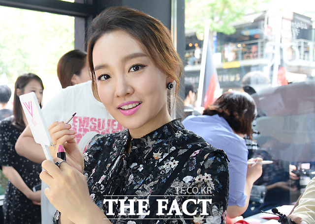 [TF포토] 윤하 '이젠 화장품 모델이에요' - 포토 | 기사 - 더팩트